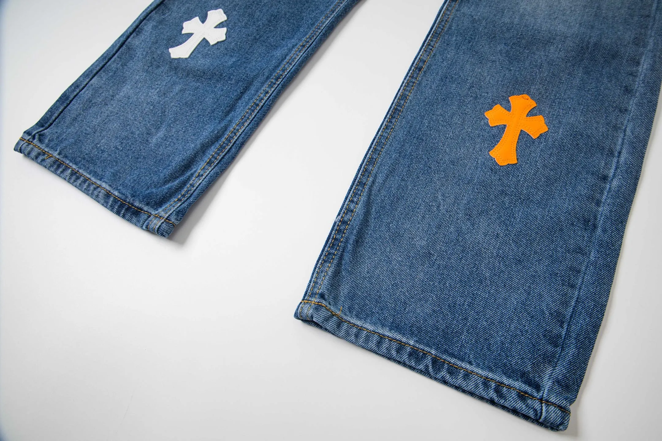 P260 Chrome Hearts light blue pants, Sanskrit yellow and white patchwork leather jeans. CH jeans need to be washed before being dismantled and then hand-stitched with sheepskin cross leather and then spliced ​​together. The whole piece has too many craftsmanship to explain. The patchwork is decorated with cross flowers, and the high-waisted washed jeans! ! Absolutely high-end luxury products, god-level single products and super popular products, made with top heavy industry, a must-see magic weapon. Customized hardware. The fabric is thick and soft after washing. It has good breathability. Customized small leather label. Unique design. The details are simple and elegant, and the workmanship is exquisite. The entire trousers are neatly routed and the details are in place! It’s so cool that both men and women can easily control the genderless trend! Style number: 1804# Color: blue Size: 28 30 32 34